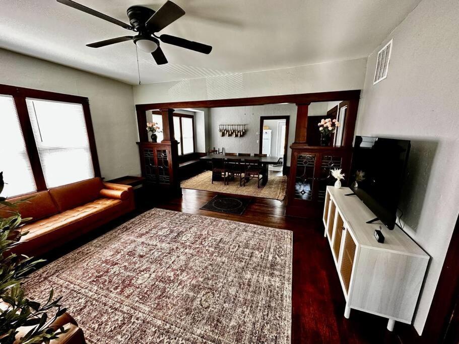 Mrs. Hughes Cottage - 2 Bedroom House W/ Parking Hamilton Екстериор снимка